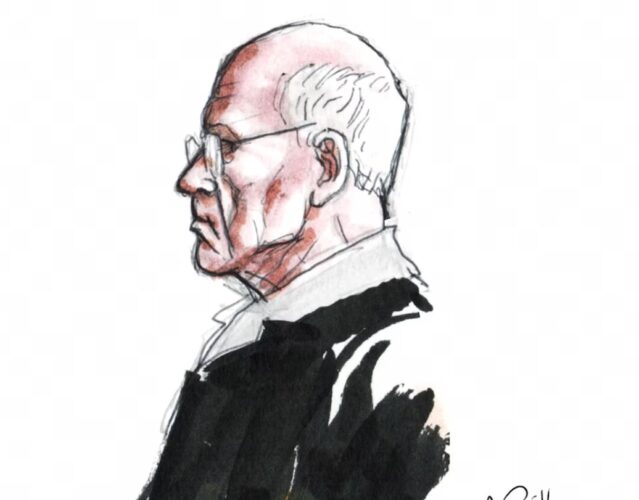 Un dibujo de Joel Le Scouarnec, realizado durante el juicio en su contra que se llevó a cabo en Saintes, Francia, en 2020 (REUTERS/Alain Paillou)