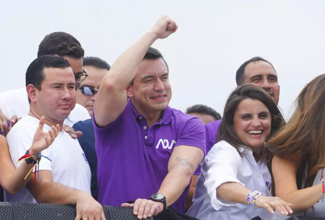 El presidente ecuatoriano Daniel Noboa, en el centro, hace campaña por la reelección en Guayaquil