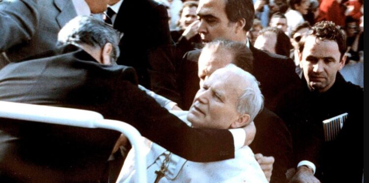 Fotografía tomada el 13 de mayo de 1981 que muestra a Juan Pablo II cayendo tras tras ser alcanzado por un proyecil disparado por Mehmet Ali Agca, durante una audiencia general en la Plaza de San Pedro en la Ciudad del Vaticano.