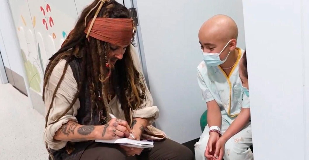 ¡JOHNNY DEPP VUELVE A SER JACK SPARROW! Visita por sorpresa a pacientes ...