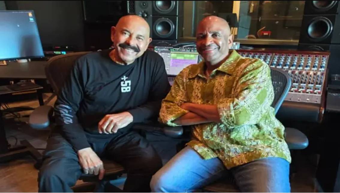 ¡»ME DAS FEVER» ES EL NUEVO SENCILLO! Oscar de León y Sergio George crean un sabroso ritmo con con Skip Marley y Elena Rose || Video
