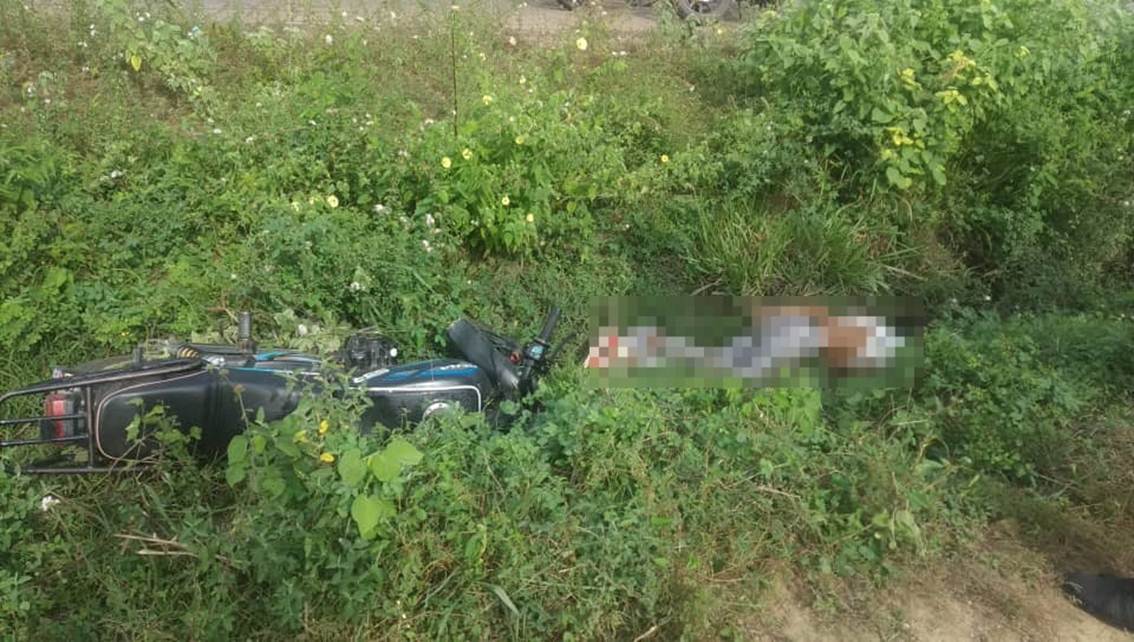¡PIERDE LA VIDA AL DESBARRANCARSE EN LA MOTO! Investigan cómo fue que cayó en su moto en medio de una zanja de aguas residuales