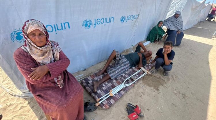 Khayriya Abu Gamea, de 67 años, y su marido Samir en el campo de desplazados en Al Mawasi, Gaza, el 9 de octubre, horas después del anuncio del alto el fuego.Mohamed Solaimane
