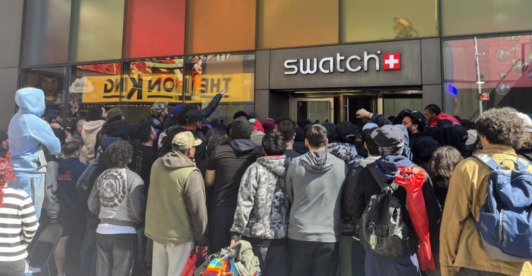 la-oportunidad-de-reventa-genera-caos-violencia-y-cierres-de-tiendas