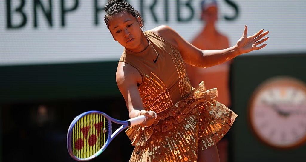 ¡LA MODA DE ROLAND GARROS! El vestido dorado de Osaka revela que el tenis sigue inmaduro