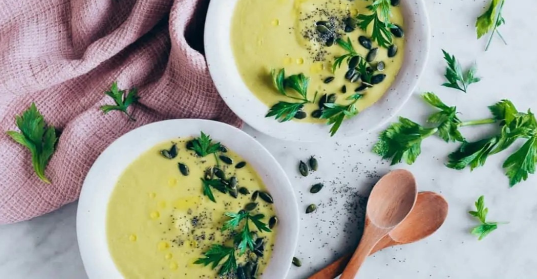¡COCINA AL MINUTO! Crema de manzana, apio y perejil, un plato detox