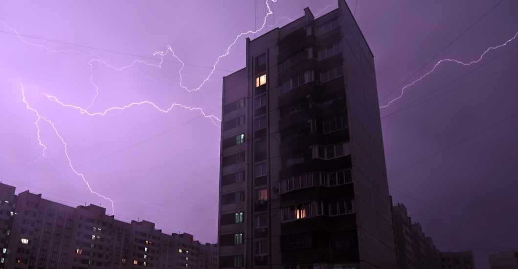 ¡CLIMA INUSUALMENTE TORMENTOSO! Truenos y relámpagos azotan Moscú durante fuerte tormenta eléctrica