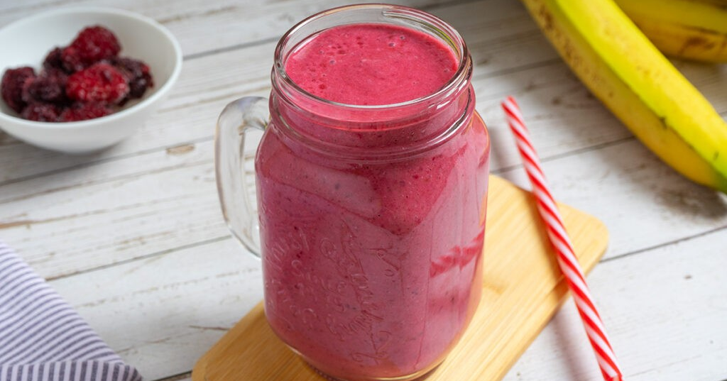 ¡COCINA AL MINUTO! A refrescarse con un batido de mora y plátano. Una bebida deliciosa y casera