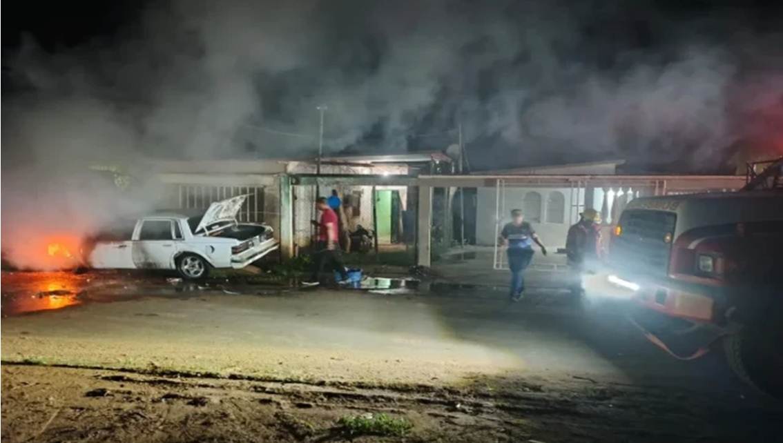 ¡PUDO HABER SIDO PEOR! Vehículo arde en llamas cuando su dueño intenta encenderlo || Gases acumulados sería la causa || Bachaquero