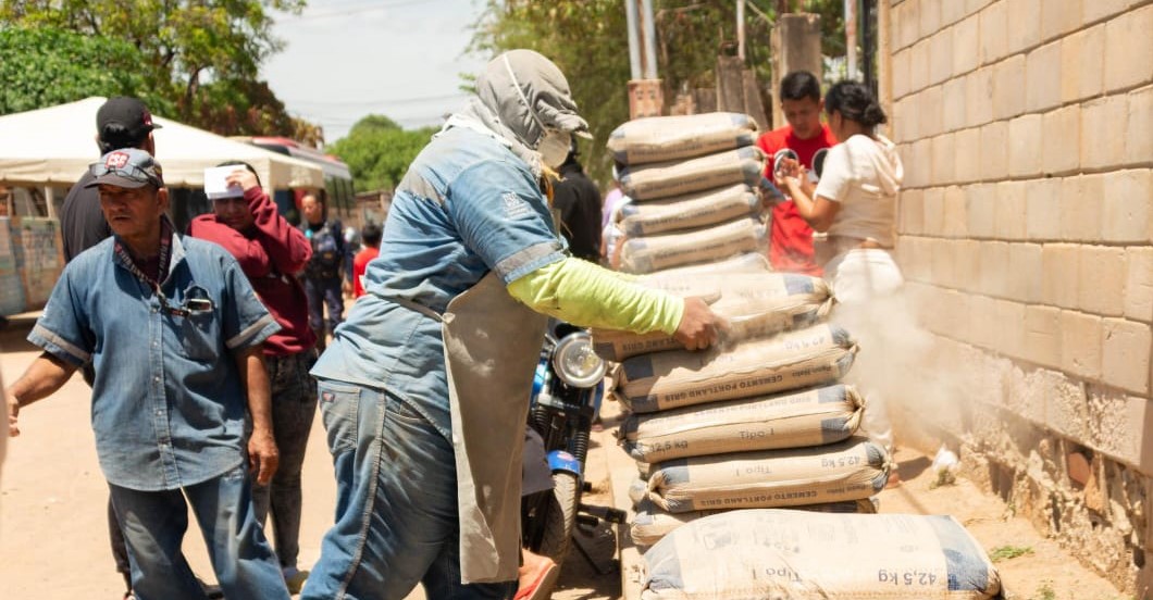 ¡PARROQUIA IDELFONSO VÁSQUEZ! Alcaldía de Maracaibo llevó mercado, entregó ayudas y vendió cemento en el sector Virgen del Carmen