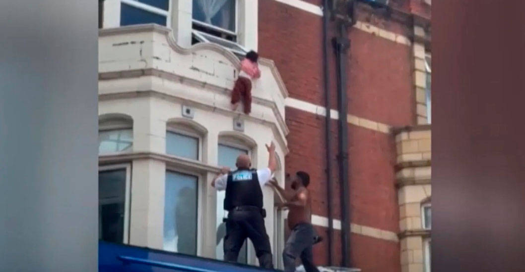¡MILAGRO EN LONDRES! El dueño de un restaurante atrapa al vuelo a una niña de 4 años que cayó de un edificio