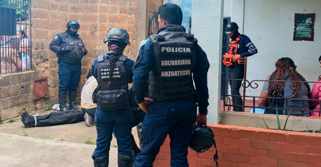 ¡ATIENDEN LLAMADA DE EMERGENCIA! Policías rescatan a cuatro niños encerrados por su madre durante un brote psiquiátrico