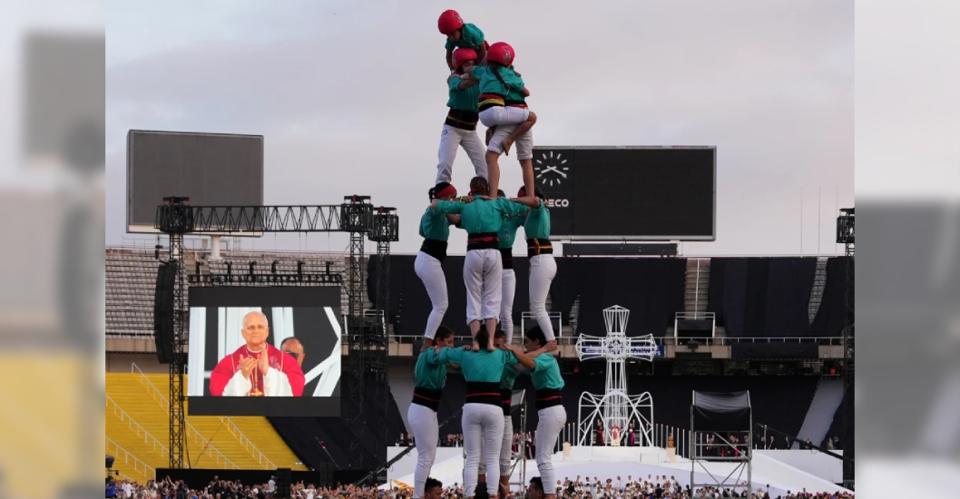 ¡EJECUTANTES DE TRADICIÓN! Los famosos castellers de Cataluña saludan al papa León en Barcelona