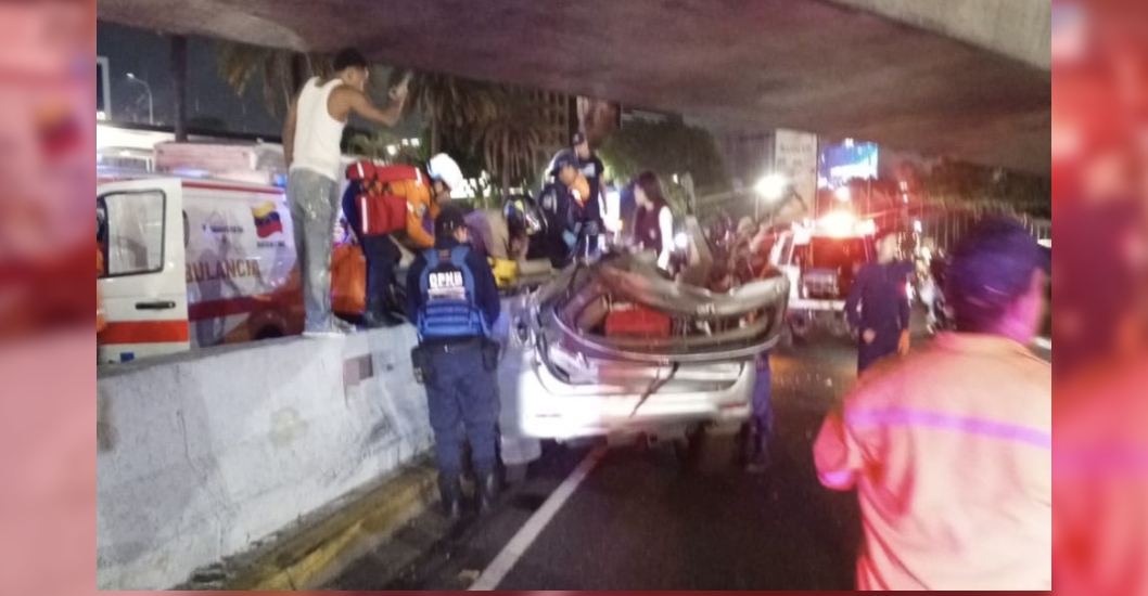 ¡CINCO AUTOMOTORES INVOLUCRADOS! Al menos tres fallecidos y cuatro heridos deja accidente automovilístico en el Distribuidor El Ciempiés