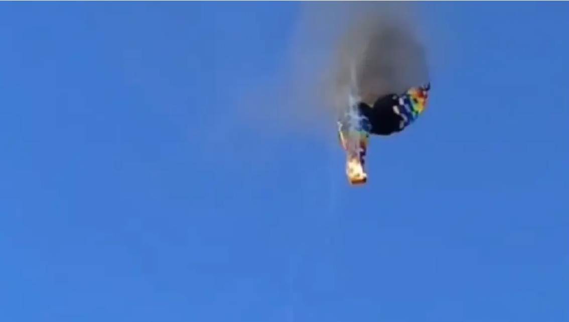 ¡TRAGEDIA AEROSTÁTICA! Se prende fuego en el aire un globo con 21 personas a bordo || ¿Cuántas sobreviven? || Video desgarrador