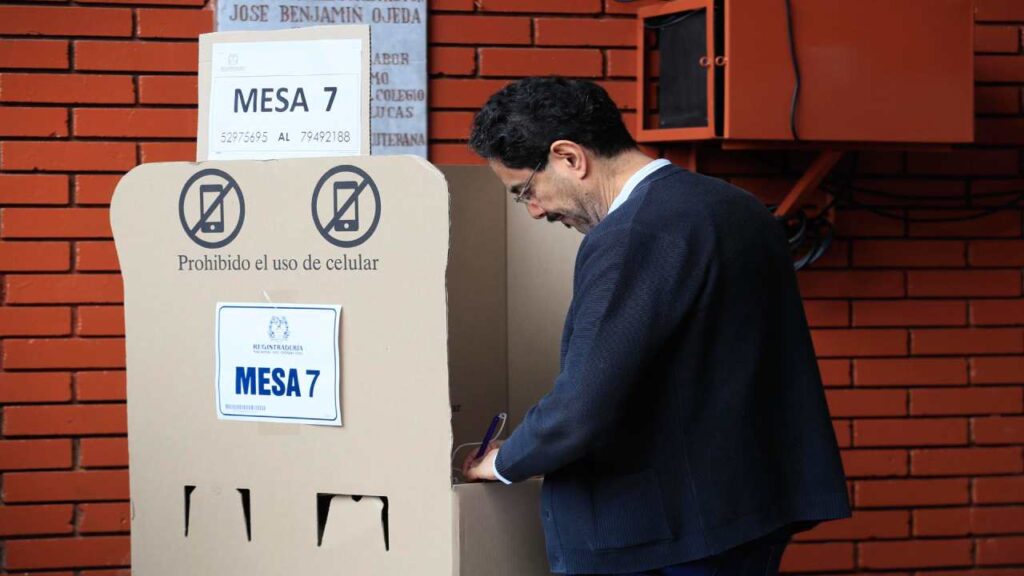 ¡CARA A CARA CON EL ULTRADERECHISTA! Iván Cepeda vota y busca la remontada en la segunda vuelta de Colombia