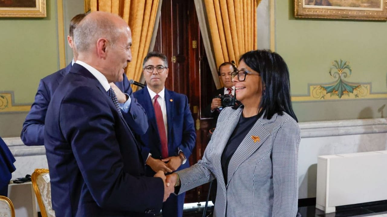 ¡ATENCIÓN JÓVENES PROFESIONALES! Presidenta (E) Delcy Rodríguez convocó captación de talentos a través de la plataforma Venezuela Renace