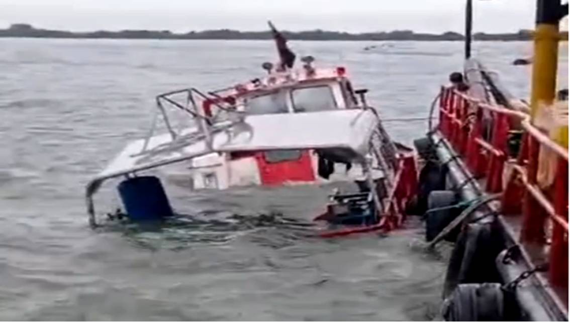 ¡ZOZOBRA UNA EMBARCACIÓN EN EL LAGO! Lancha es engullida en el muelle de Bachaquero || Video