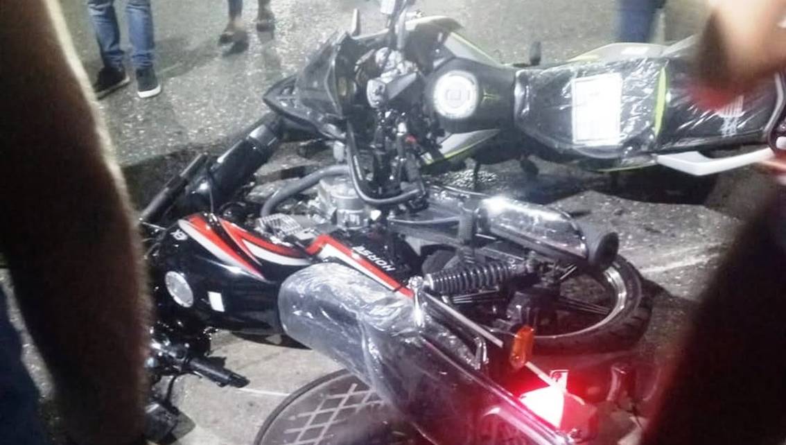 ¡PORQUE SIGUEN MANEJANDO IRRESPONSABLEMENTE! Tres lesionados en aparatosa colisión entre motocicletas en la Circunvalación 2 || Video