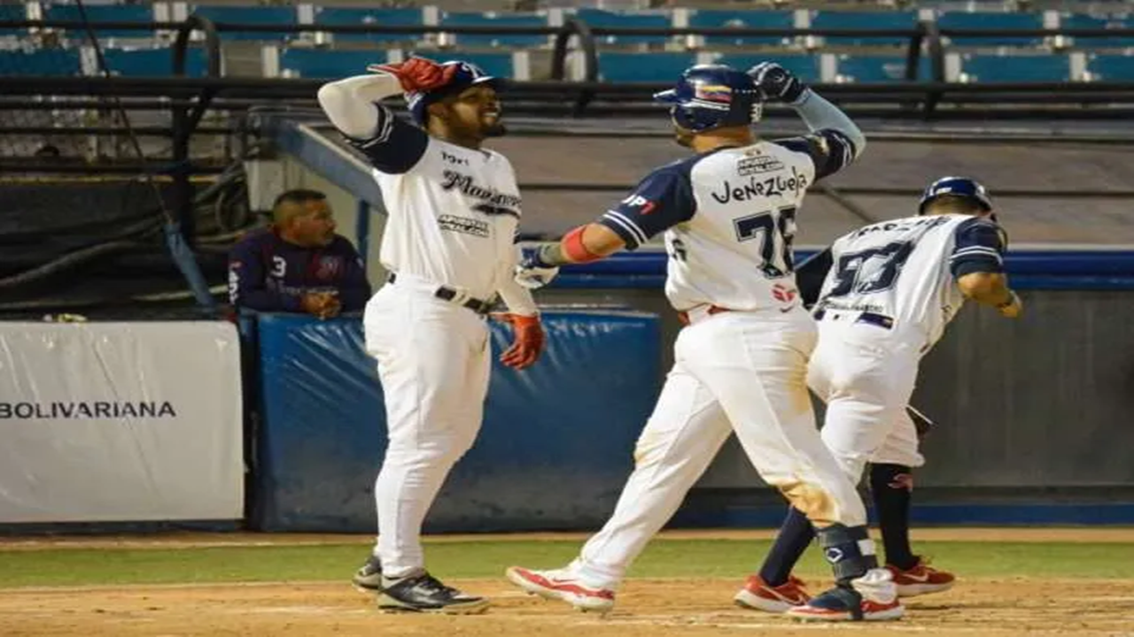 ¡CONTINÚAN PELENADO POR LOS PRIMEROS LUGARES! Marineros triunfa ante Samanes con la guía de Johan López