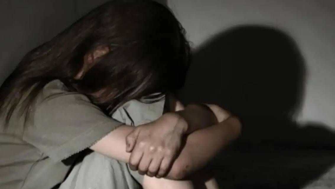 ¡OTRO INFANTICIDIO ESTREMECEDOR! Padrastro amordaza a su pareja para entrarle a golpes a la niña de 4 años hasta matarla