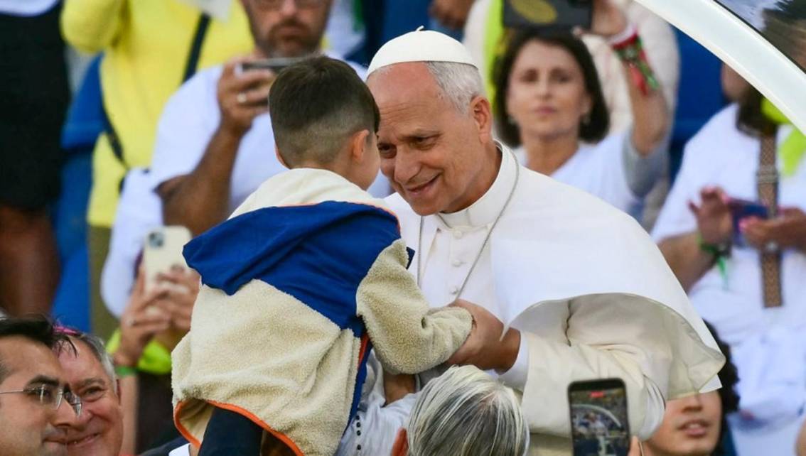 ¡EMOTIVOS TESTIMONIOS DE MIGRANTES VENEZOLANOS! Escucha en Tenerife el papa León XIV en su visita a Islas Canarias