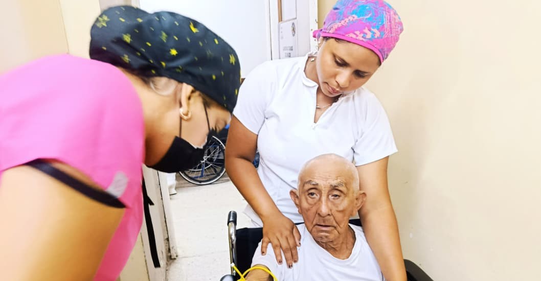 ¡VALORACIÓN CLÍNICA EXHAUSTIVA! Plan Quirúrgico Nacional y Gobernación del Zulia brindan atención médica integral a adultos mayores del Inass