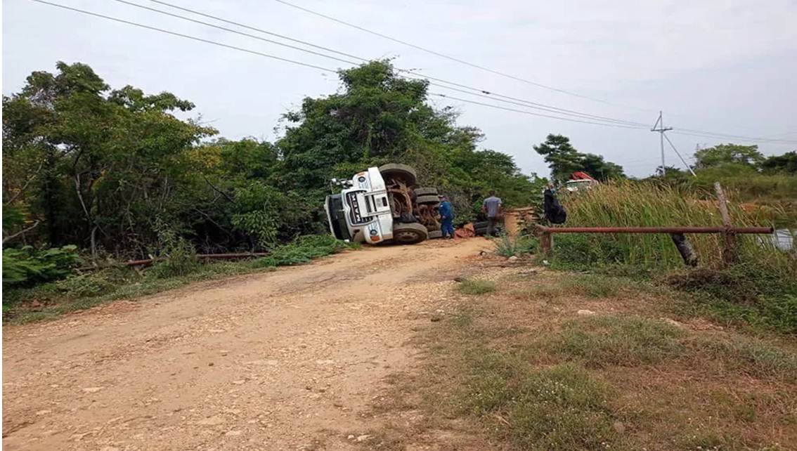 ¡CUATRO MESES TIENE EL PUENTE DESPLOMADO! Vecinos de Pueblo Viejo en Bachaquero exigen a PDVSA reparación del viaducto