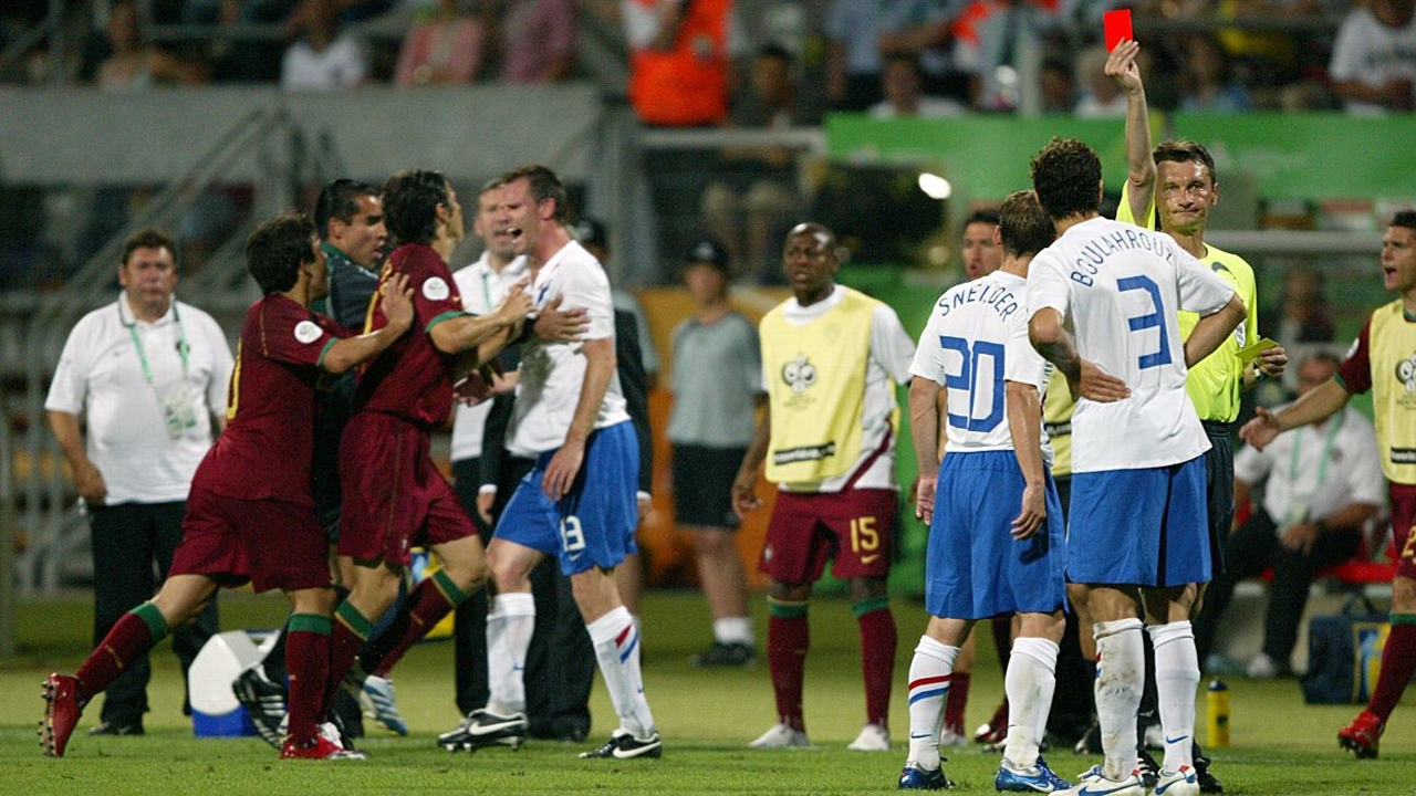 ¡FUERON AUTENTICAS CARNICERÍAS! Los partidos con más tarjetas rojas en la historia del Mundial