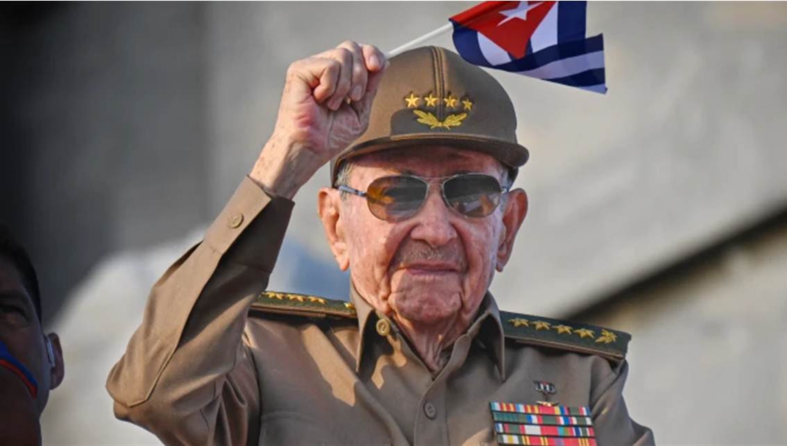 ¡HOMENAJE POR SUS 95 AÑOS DE EDAD! Raúl Castro Ruz asiste a acto público tras imputación penal en EE.UU