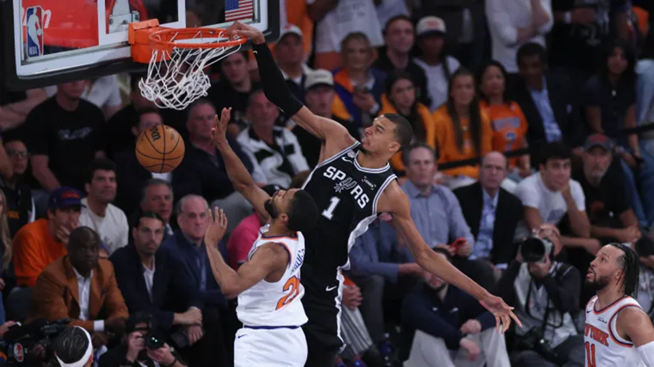 ¡ACORTAN LA DIFERENCIA! Spurs derrota a Knicks en el tercer juego de las finales y mantiene las esperanzas