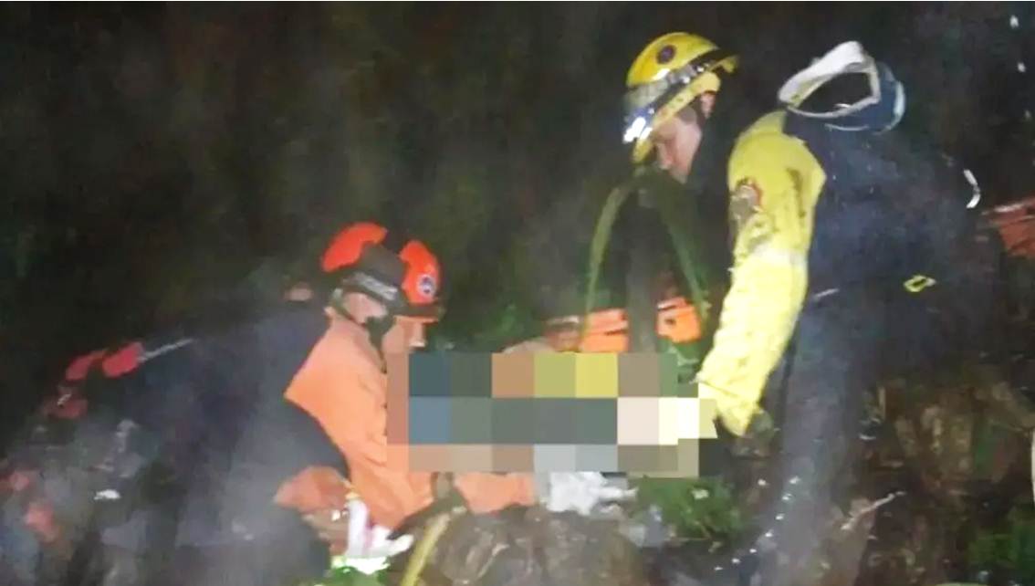 ¡SE MATAN LOS CINCO OCUPANTES! Spark se desbarranca y cae al vacío en la vía hacia Ocumare de la Costa || Iban a celebrar a San Juan Bautista