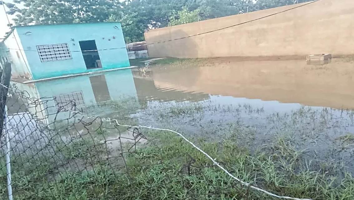 ¡UN ABUELO VIVE SUMERGIDO EN LA PUTREFACCIÓN! Exigen en Cabimas reparación de colector que mantiene inundada de aguas fecales una vivienda