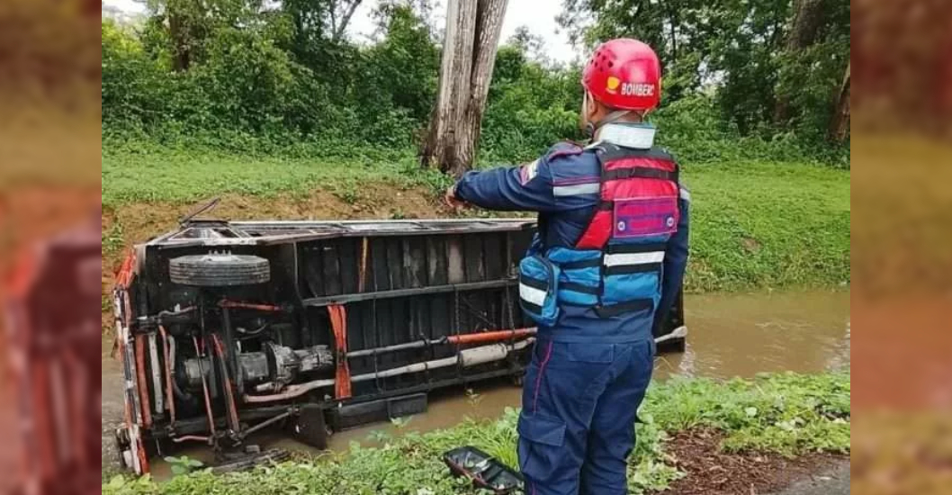 ¡PÉSIMA MANIOBRA DEJA 7 HERIDOS! Buseta cae a un canal de riego al intentar esquivar árbol que obstruía la vía en Cojedes
