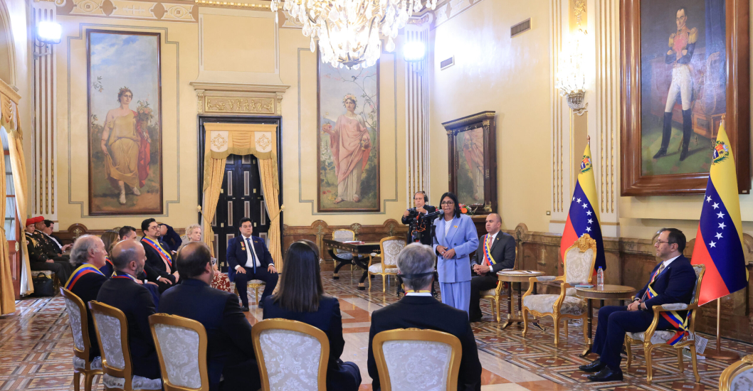 ¡TRABAJO POR LA INTEGRIDAD DE LA NACIÓN! Presidenta (E) Delcy Rodríguez condecora a defensores de la Guayana Esequiba