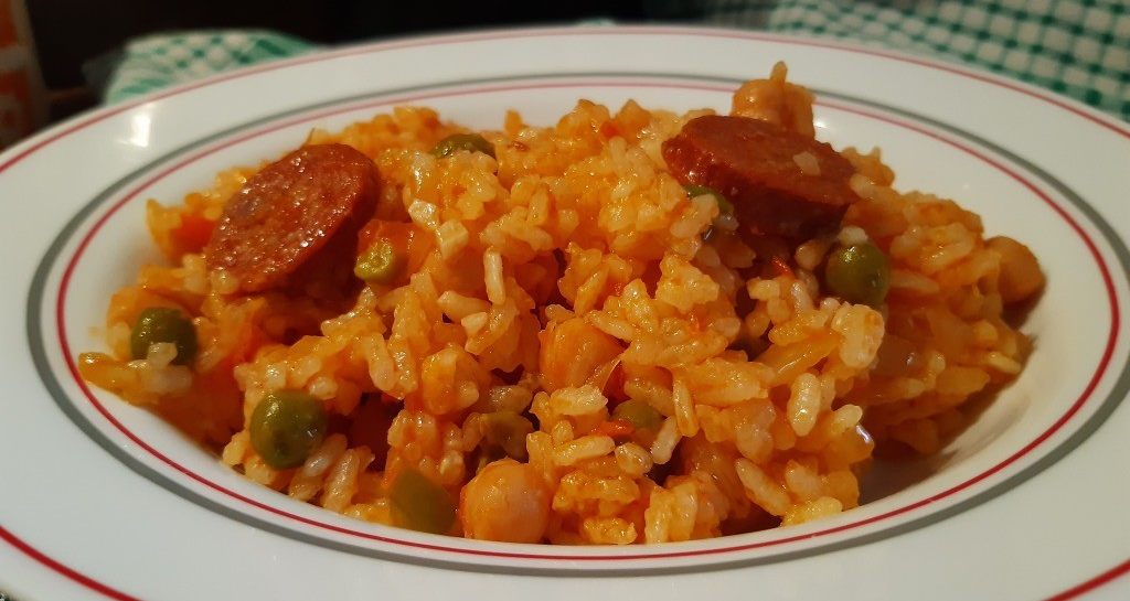 ¡COCINA AL MINUTO! Así se prepara un guiso de arroz con garbanzos y chorizo