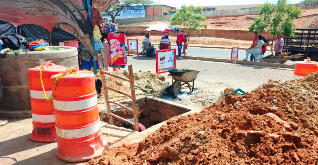 ¡PLAN PREVENTIVO! Gobernación del Zulia ejecuta limpieza y mantenimiento de drenajes en el Mercado Las Playitas de Maracaibo