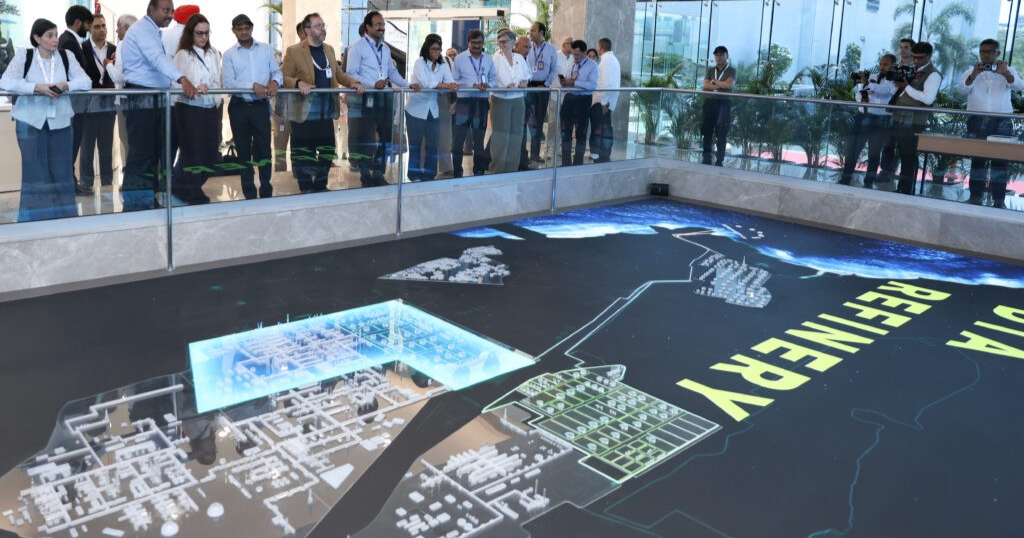 ¡AGENDA EN LA INDIA! Presidenta Encargada inspecciona el complejo de refinación de petróleo más grande del mundo en Jamnagar