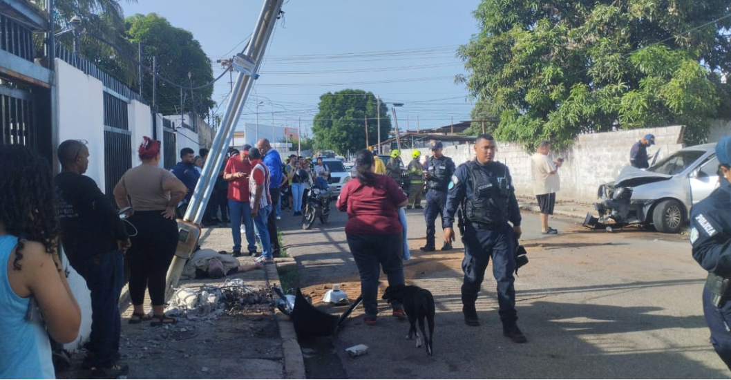 ¡CHOCA CONTRA POSTE Y PARED DE VIVIENDA! Hombre muere por ataque cardíaco fulminante cuando manejaba en La Macandona
