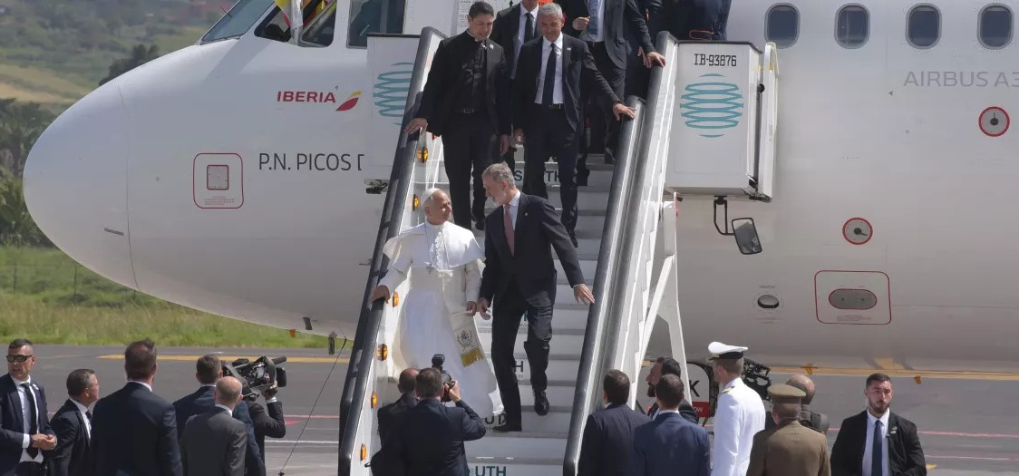 ¡CAMBIARON LA AERONAVE! Un problema técnico obliga al papa León XIV a bajar del avión que le iba a llevar de vuelta a Roma
