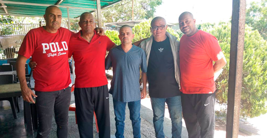 ¡FAMILIARES CELEBRAN EL REENCUENTRO! Excarcelan a cinco presos políticos militares de El Rodeo I