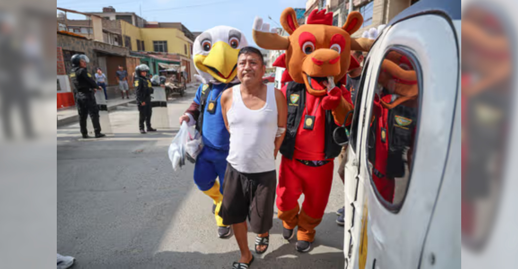¡CAYÓ CON UNA TÁCTICA CONOCIDA! Policías vestidos de mascotas del Mundial de Fútbol capturan a microcomercializador de droga en Perú