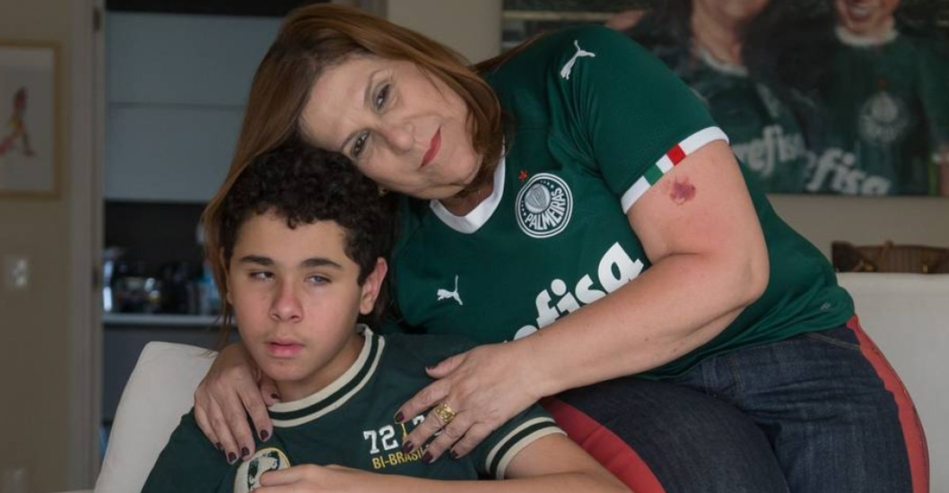 ¡GANÓ EL PREMIO A LA MEJOR AFICIÓN DE LA FIFA! La historia de Silvia Grecco, la madre brasileña que se convirtió en los ojos de su hijo ciëgo y con autismo en el estadio