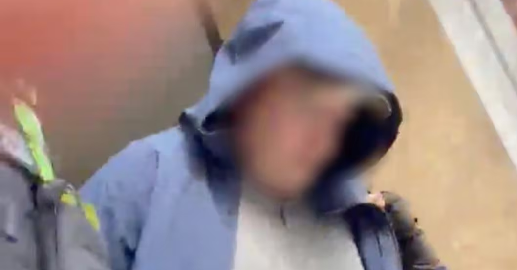 ¡EL ATROZ HECHO OCURRIÓ A PLENA LUZ DEL DÍA! Detienen en Colombia a estadounidense que habría abusado sexualmente de uno de tres niños que adoptó en Bogotá