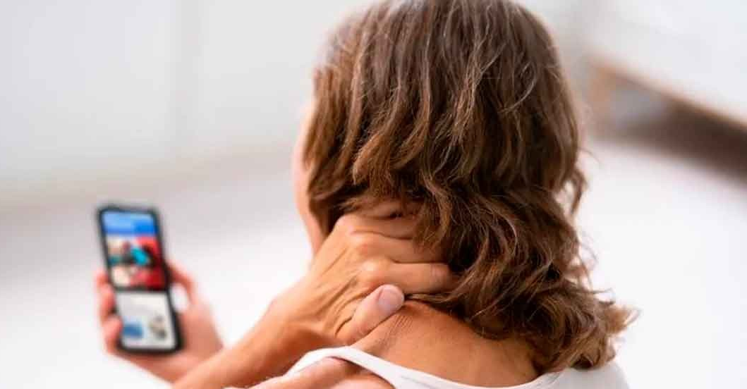 ¡NUEVA EPIDEMIA DIGITAL! El «síndrome del cuello de texto», una amenaza a la salud de la columna vertebral