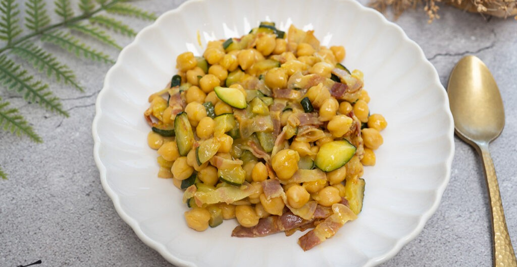 ¡COCINA AL MINUTO! Deguste unos garbanzos salteados con calabacín y panceta hechos por usted en casa