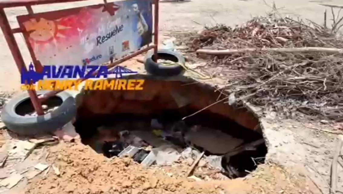UN AÑO ROGANDO QUE LOS ATIENDAN! Socavón de aguas residuales en la calle 78 sector 3 de La Victoria requiere solución || 'Avanza' estuvo en el lugar || Video - Noticia al Minuto
