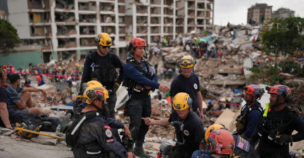 ¡PERMANECEN SOBRE EL TERRENO! Bomberos de Los Ángeles tienen esperanza de rescatar más víctimas en Venezuela