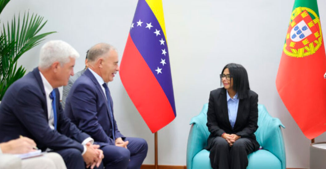 ¡REUNIÓN DE TRABAJO DE ALTO NIVEL! Delcy Rodríguez se reúne con el Secretario de Comunidades de Portugal para coordinar asistencia post-terremoto