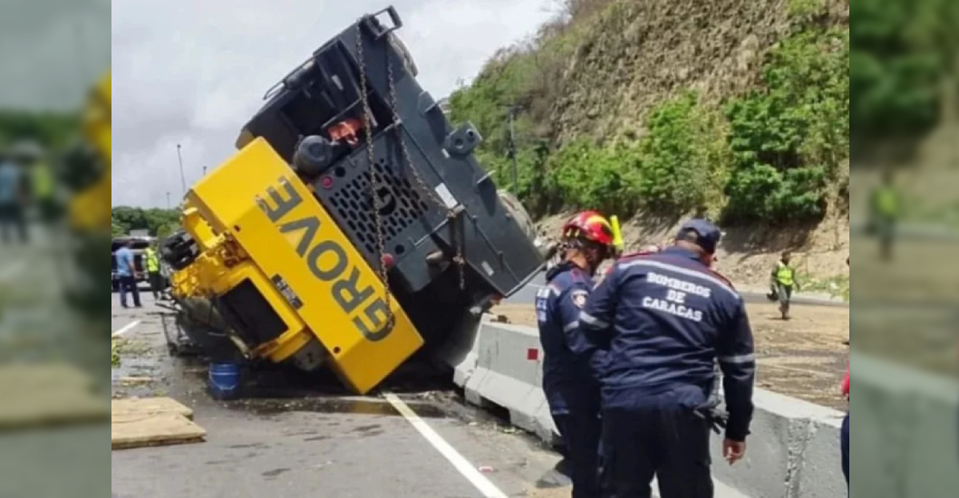 ¡VOLCAMIENTO DE UNIDAD PESADA SIN LESIONADOS! Cuerpo de Bomberos controla derrame de combustible tras volcamiento en la autopista Caracas-La Guaira
